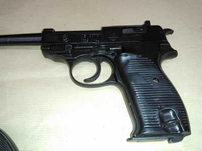 La Walter P 38, la pistola usata dai nazisti durante la Seconda Guerra Mondiale (riproduzione)